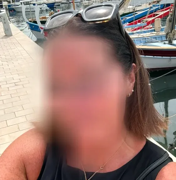 Julia, 32