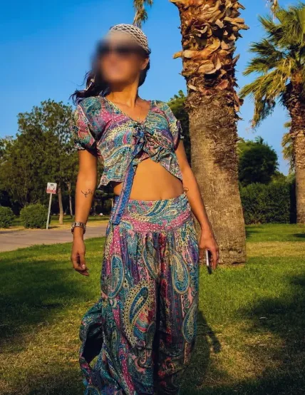 Mia, 33