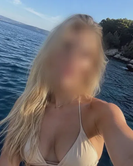 Mia, 27